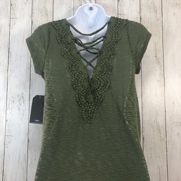 Almost Famous Criss Cross Crocheted Back Lightweight Top NWT Medium - Picture 2 of 9